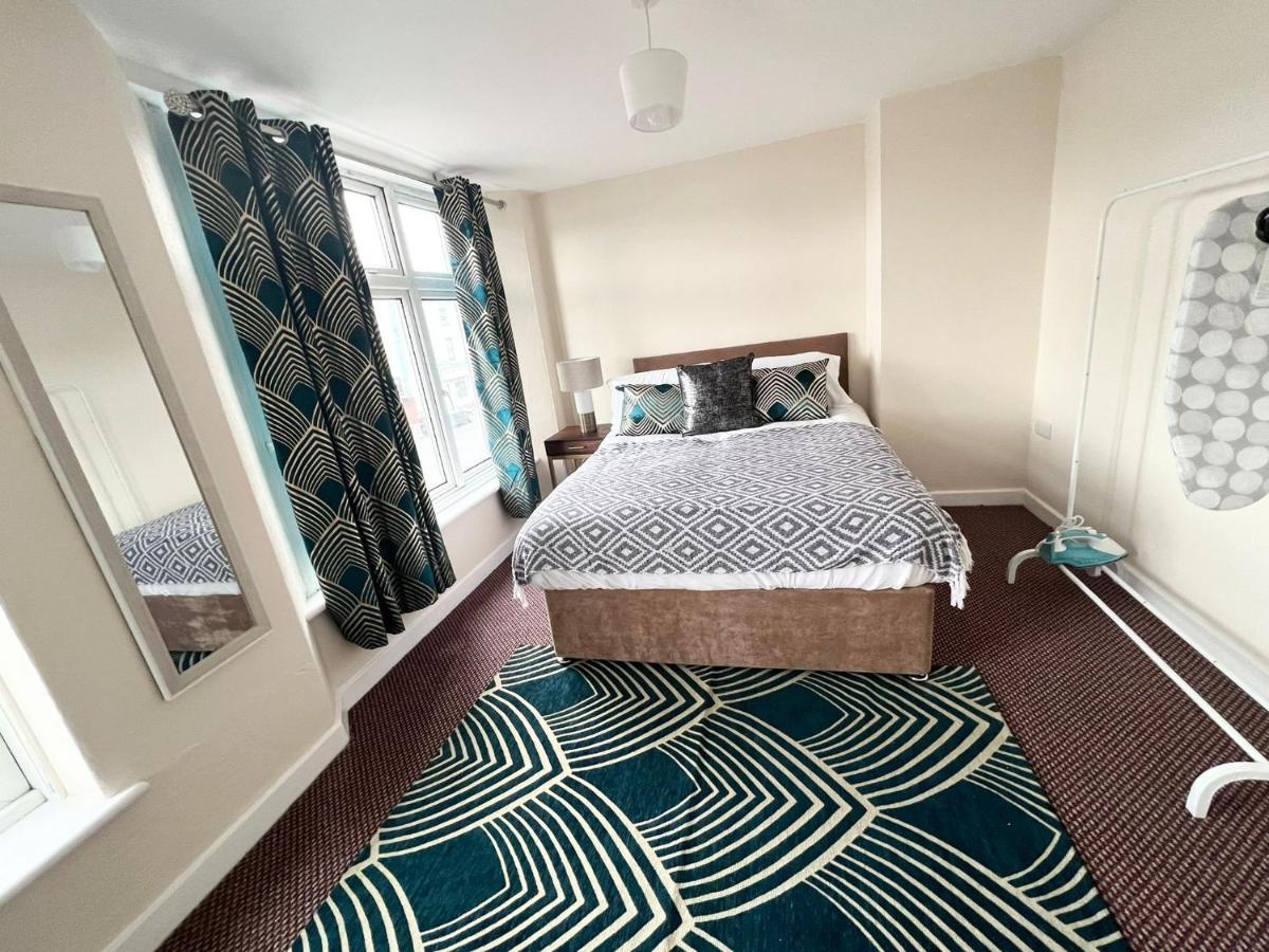 Taunton Inn Bagian luar foto
