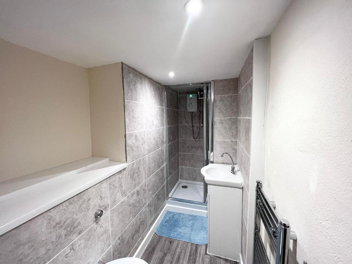 Taunton Inn Bagian luar foto